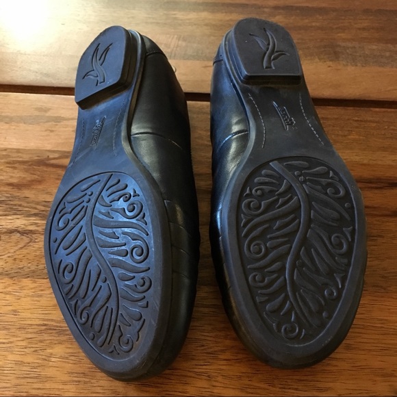 Earth Beacon Black Leather Flats - Picture 5 of 6